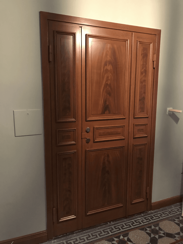 Färdigställd hisskorg inifrån